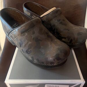Dansko camo brand new size 39 professional suede